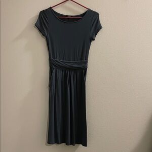 Quince Dark Charcoal Short-Sleeve Midi Dress with Twisted Waistband